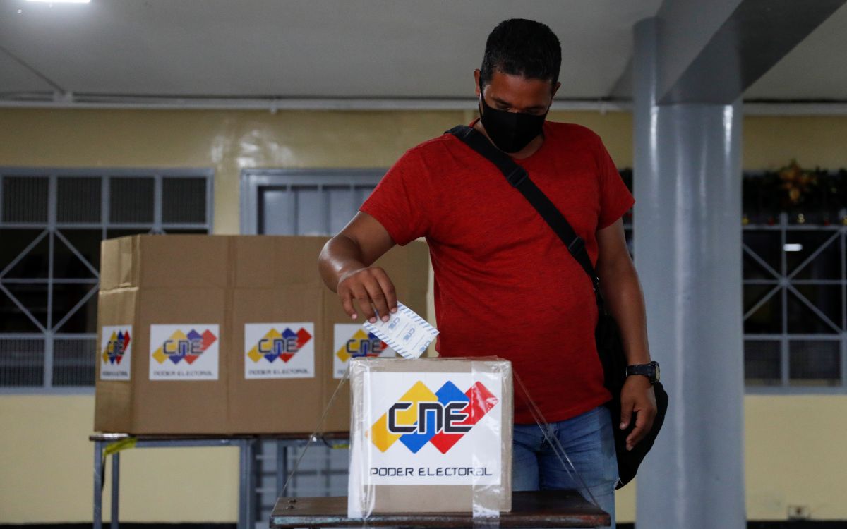 Baja afluencia de venezolanos en comicios regionales, comienza cierre de mesas
