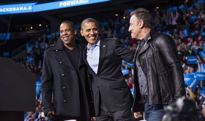 El expresidente Obama flanqueado por el rapero Jay-Z y el cantante Bruce Springsteen durante la campaña de 2010 en Columbus (Ohio).