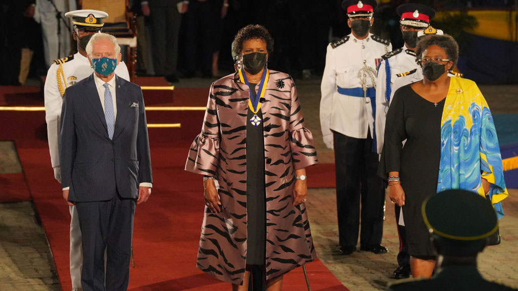 Barbados deja de jurar lealtad a la reina Isabel II y se convierte en república