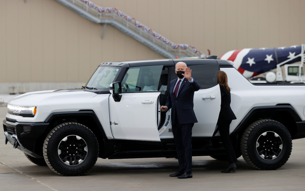 Biden inaugura planta de GM y conduce la nueva Hummer eléctrica: "Este tonto es otra cosa" | Video