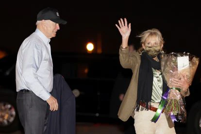 Joe Biden, junto a la primera dama, Jill Biden, a punto de subir al Air Force One este miércoles.
