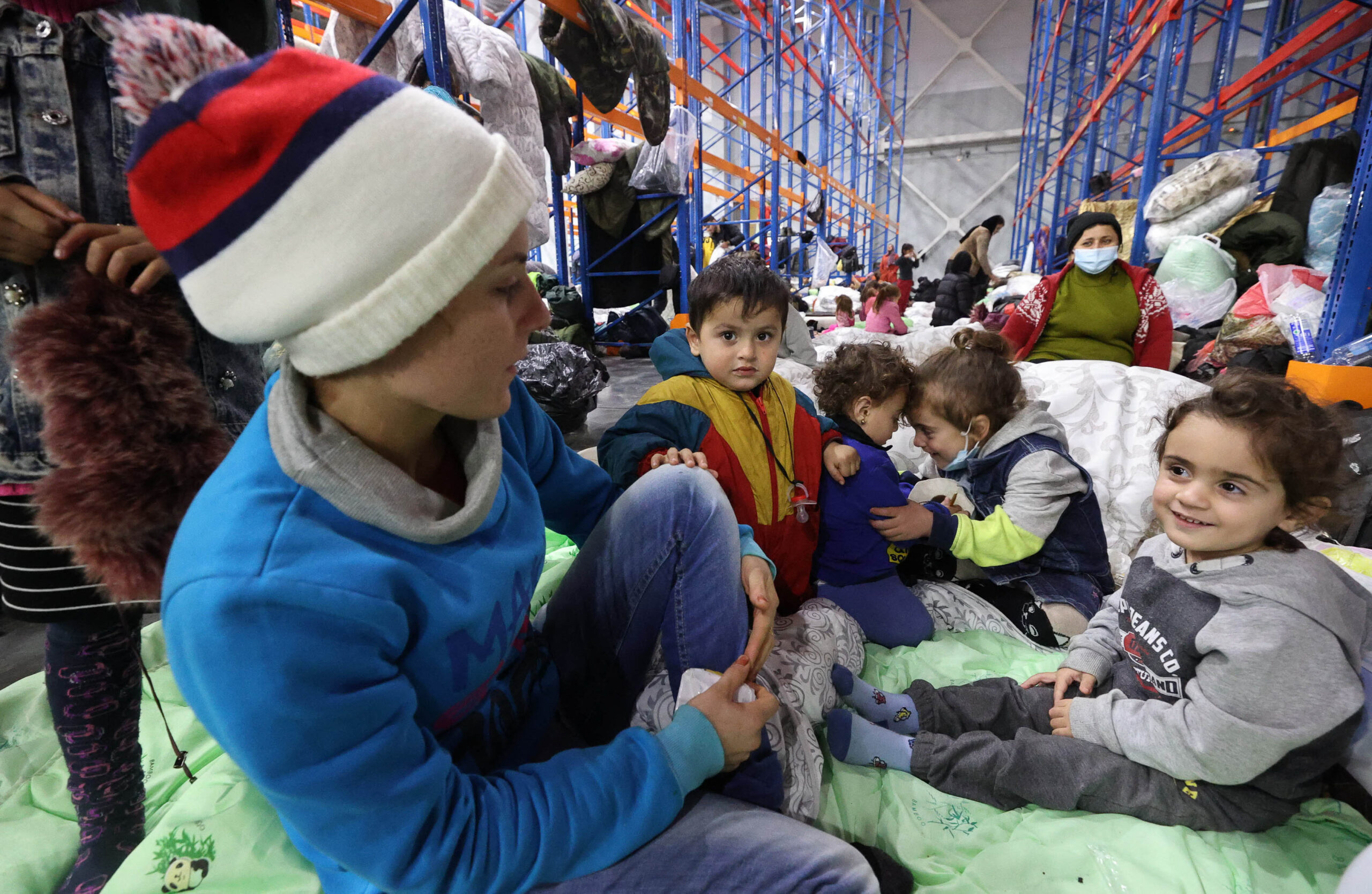 Bielorrusia traslada a cientos de migrantes desde la frontera a un campamento temporal
