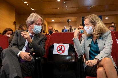 El comisario europeo de Economía, Paolo Gentiloni, y la vicepresidenta económica, Nadia Calviño, este lunes en el Ministerio de Asuntos Económicos.