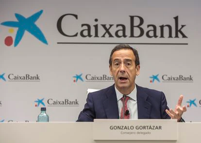 El consejero delegado de CaixaBank, Gonzalo Gortázar, en rueda de prensa en octubre de 2021.