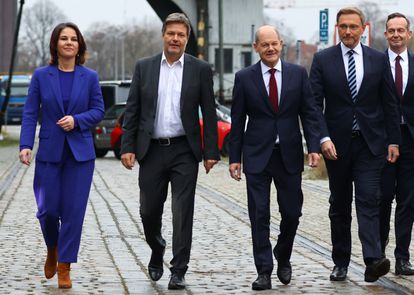 De izquierda a derecha, Annalena Baerbock, Robert Habeck, Olaf Scholz, Christian Lindner y Volker Wissing, miembros del futuro Gobierno tripartito alemán, el pasado miércoles en Berlín.