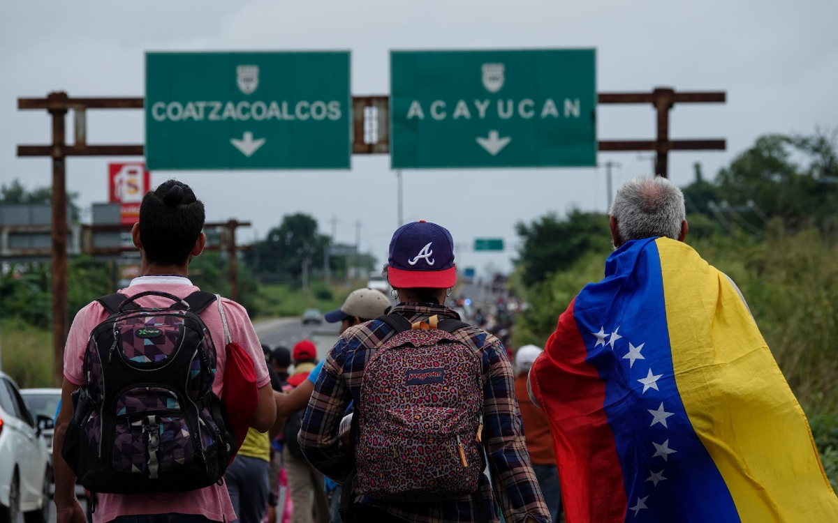 Caravana migrante hace parada en Acayucan, Veracruz | Fotos