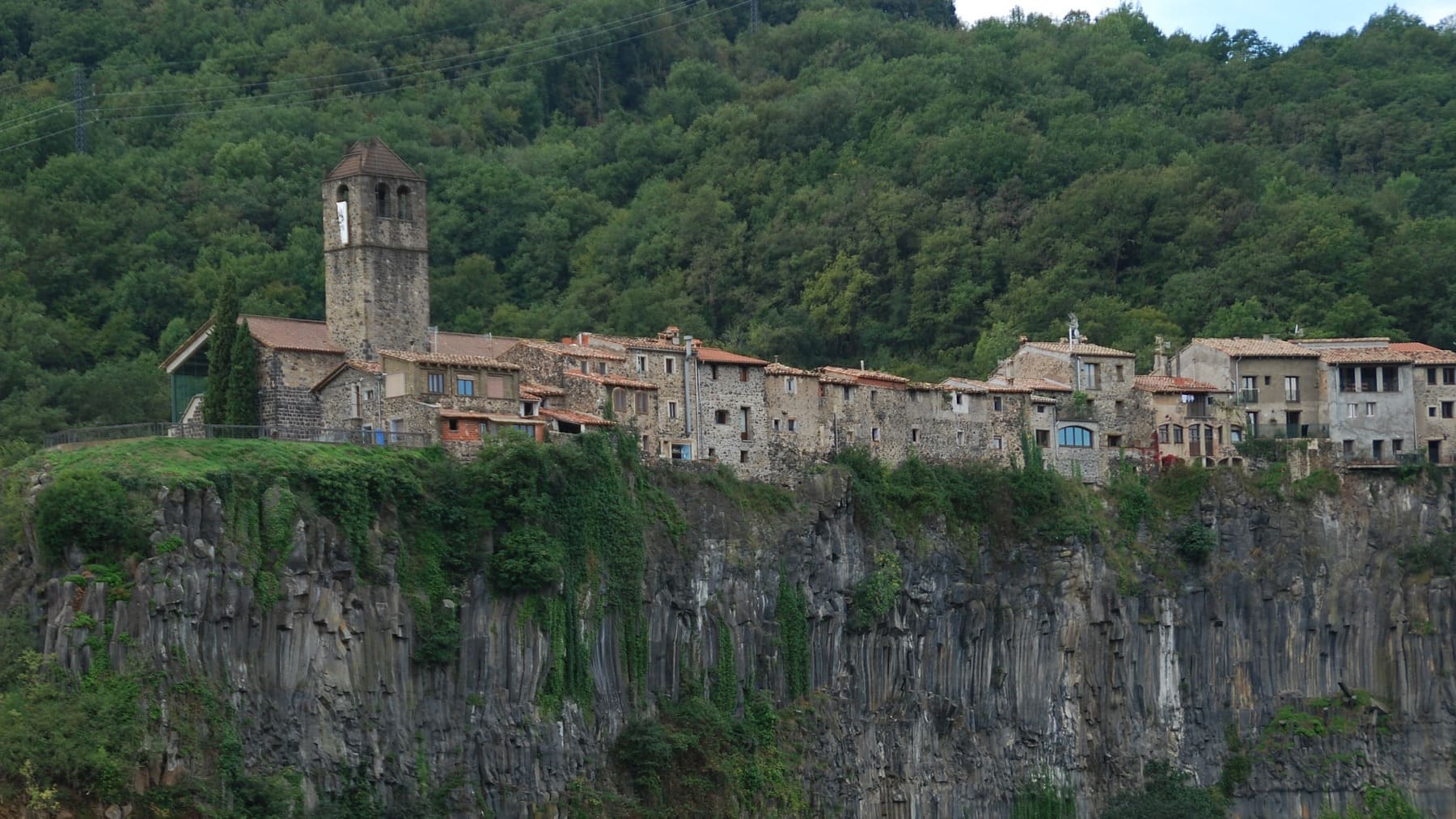 Castellfollit de la Roca, el pueblo de Girona al borde de un precipicio que debes visitar