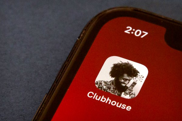 Clubhouse se aventura más allá del audio con Backchannel, una nueva función de mensajería