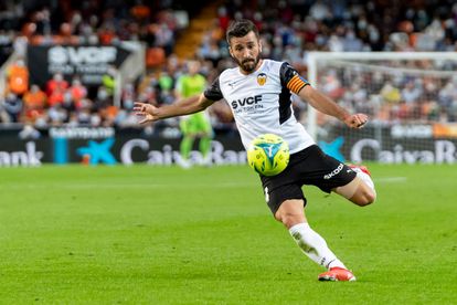 José Gayà, capitán del Valencia CF, con la nueva camiseta del equipo para esta temporada. El patrocinador es Socios.com y en la zamarra se puede ver el nombre de la 'fan token' del equipo.