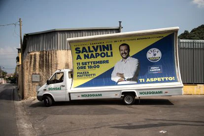 Una camioneta atraviesa Gragnano, Italia, con un cartel electoral del ultraderechista Matteo Salvini en 2020.