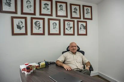 Julián Gallo, también conocido como Carlos Antonio Lozada, en su oficina como congresista de Colombia.