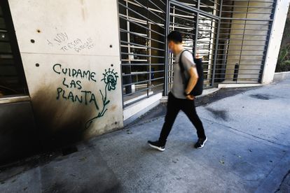 Un hombre camina enfrente de la fachada de la redacción de 'Clarín' tras el ataque.