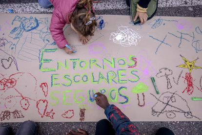 Alumnos y familias del colegio Menéndez Pelayo de Madrid preparan carteles para la Revuelta Escolar contra los coches.