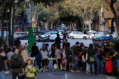 Familiares y niños del colegio Aura de Barcelona cortan el tráfico.