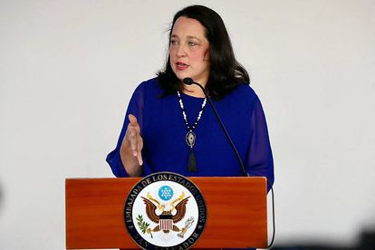 La encargada de Negocios de la embajada de Estados Unidos en San Salvador, Jean Manes, este lunes durante una conferencia de prensa.