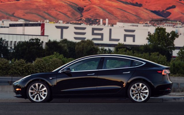 Eche un vistazo al primer Tesla Model 3 de producción