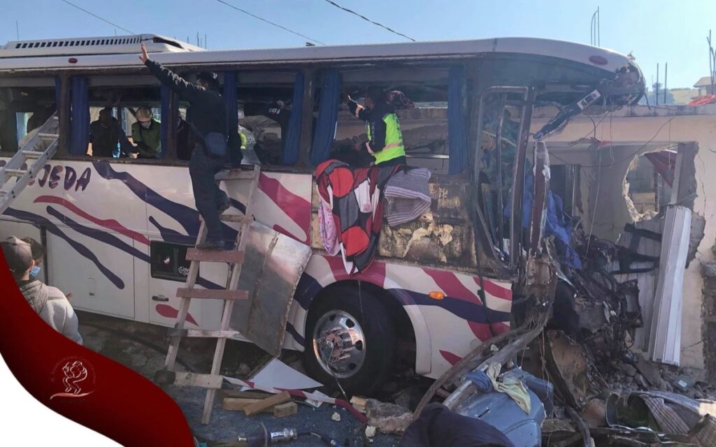 Edomex: Autobús se queda sin frenos y choca con casa; reportan al menos 50 heridos