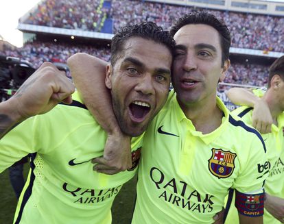 Alves y Hernandez celebran en el Calderón la Liga de 2015.