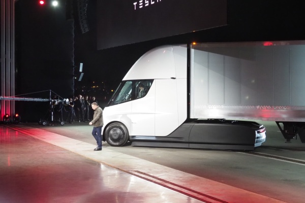 El Tesla Semi aborda este problema clásico de seguridad de camiones utilizando tecnología