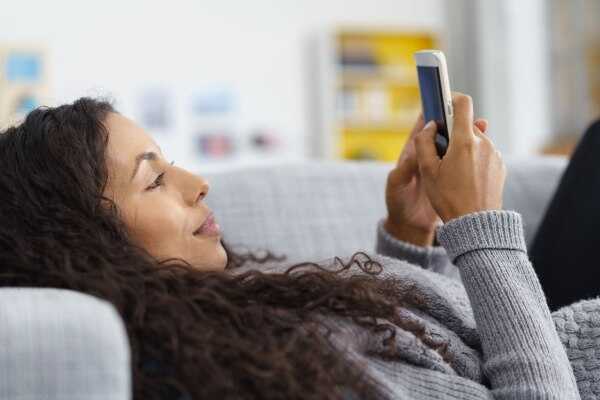 Los consumidores más jóvenes usan dos o más aplicaciones para transmitir música y enviar mensajes móviles, dice Nielsen