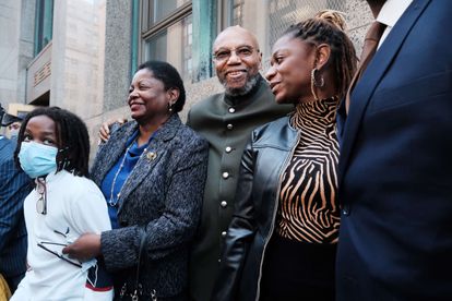 Muhammad Aziz (centro), con miembros de su familia y abogados, este jueves a las puertas del juzgado en Nueva York.