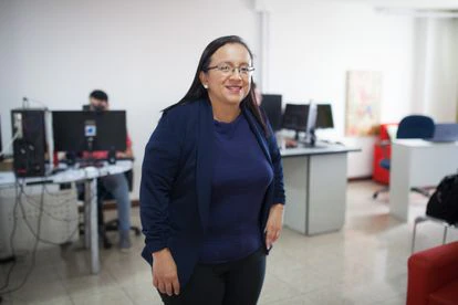 La periodista Lucía Pineda Ubau, jefe de prensa del medio '100% noticias', ex presa política del gobierno Daniel Ortega y exiliada en Costa Rica desde 2019, trabaja en su oficina.