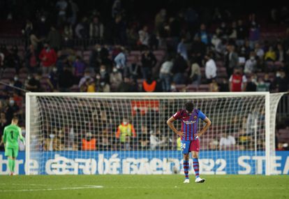 Eric García se lamenta tras el mal partido del Barcelona contra el Alavés.