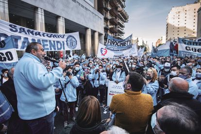 El sindicalista Héctor Daer ​encabeza una manifestación de trabajadores sanitarios el pasado julio en Buenos Aires.