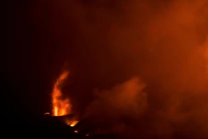 Expulsión de lava del volcán de La Palma, durante la noche del jueves.