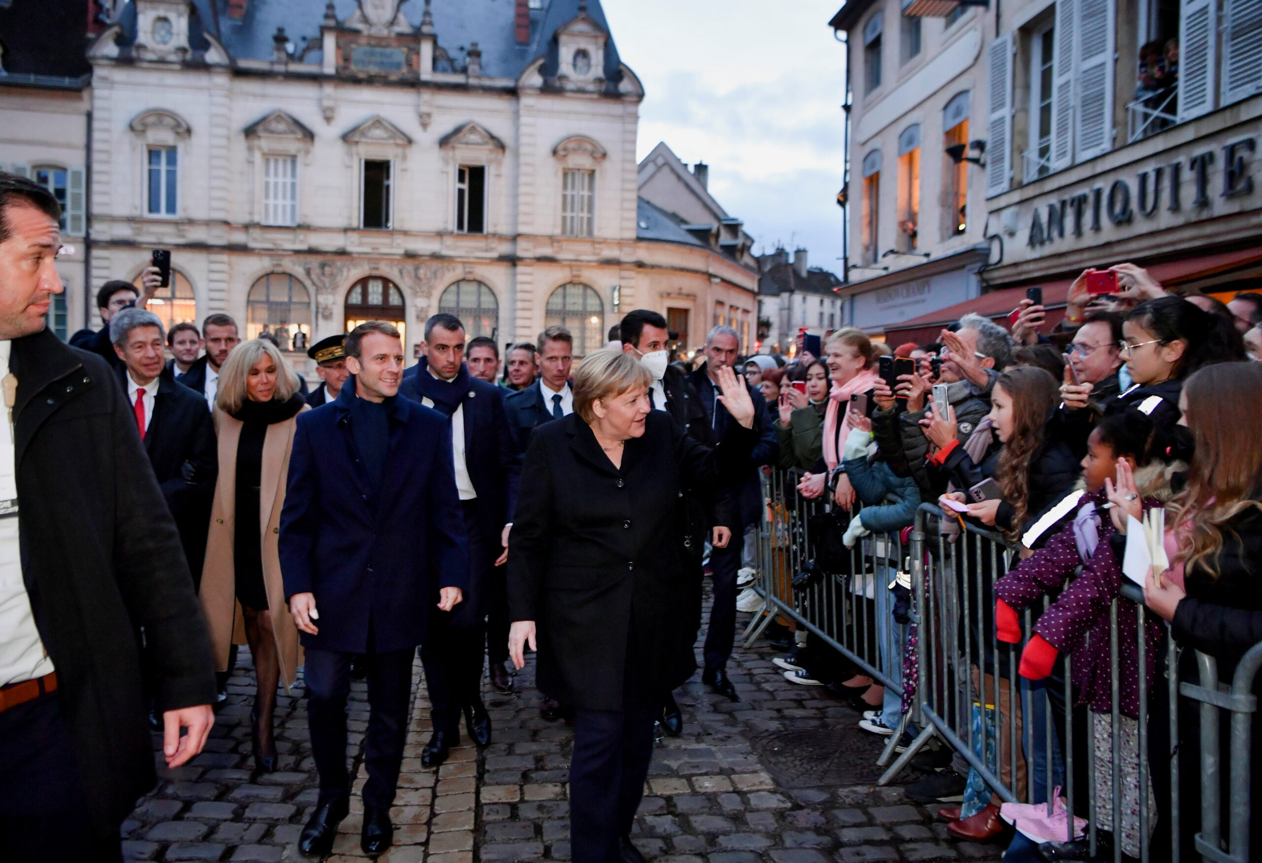 El ‘adieu’ más personal de Macron a Merkel