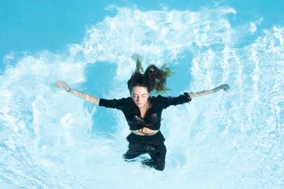 Elisa Levi, retratada en la piscina del hotel INNside by Meliá Calvià Beach.