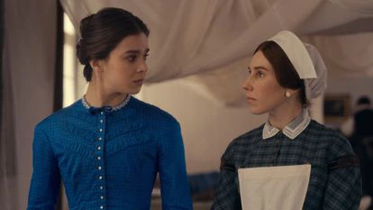 Hailee Steinfeld y Zosia Mamet, en el cuarto capítulo de la tercera temporada de 'Dickinson'.