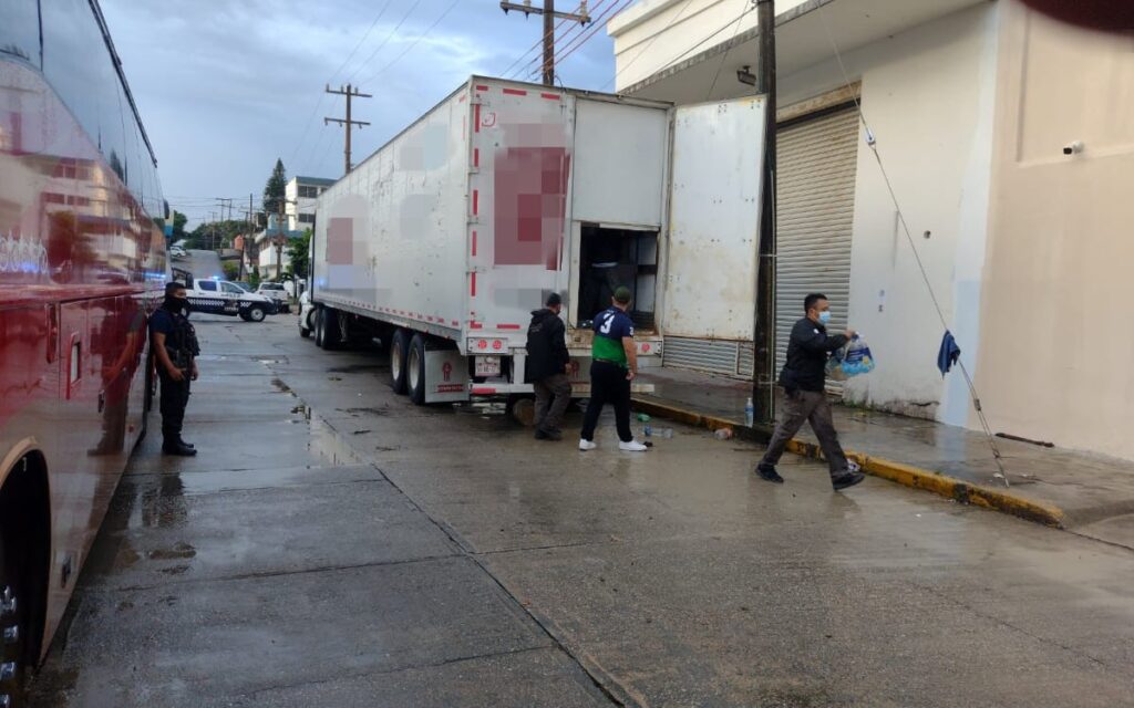 Encuentran a 600 migrantes en dos tráileres en Veracruz