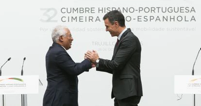 El primer ministro de Portugal, Antonio Costa, y el presidente del Gobierno, Pedro Sánchez, el el 28 de octubre en Trujillo.