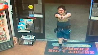 El supuesto asesino de un hombre en Las Vegas entra armado a una tienda el pasado 4 de noviembre.