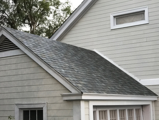 Estas son las impresionantes nuevas tejas solares para techo de Tesla para hogares