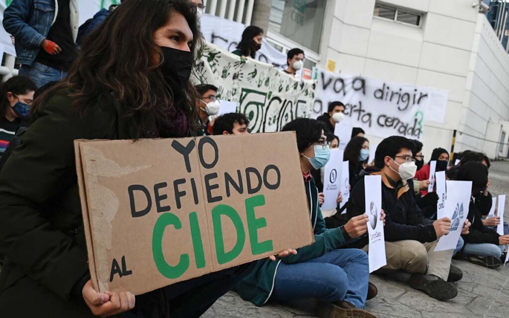 Estudiantes del CIDE toman instalaciones; protestan por designación de Romero Tellaeche como director