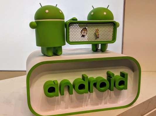 Google modifica los términos de licencia de Android en Europa para permitir la separación de aplicaciones de Google, por una tarifa