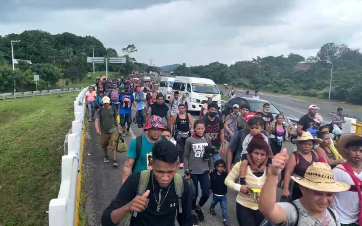 Guardia Nacional impide a caravana migrante abordar camiones… siguen a pie rumbo a Veracruz