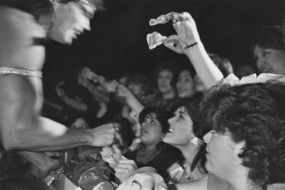 Varias mujeres ofrecen billetes a uno de los bailarines de los Chippendales durante una actuación en Nueva York en abril de 1984.