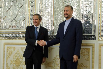 El director del OIEA, Rafael Mariano Grossi, con el ministro de Exteriores iraní, Hossein Amir-Abdollahian, en Teherán, la semana pasada.