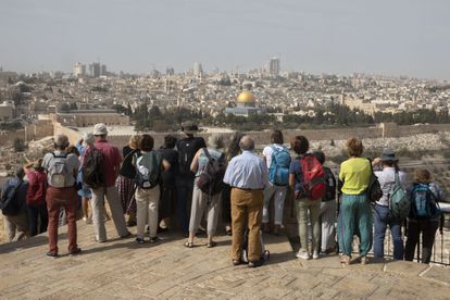 Un grupo de turistas, el lunes en el Monte de los Olivos de Jerusalén.