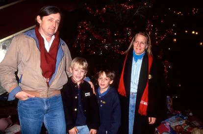 Kieran Culkin posa en París con su hermano Macaulay, su madre Patricia Bretnup y su padre, Christopher 'Kit' Culkin, en las navidades de 1990.