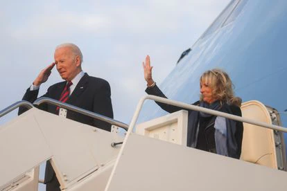 Joe Biden y la primera dama, Jill Biden, saludan a bordo del Air Force One , este lunes, en la base militar Andrews, en Maryland.