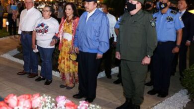 Daniel Ortega y su mujer, Rosario Murillo, durante la conmemoración de la muerte de uno de los fundadores del sandinismo Carlos Fonseca, en Managua, el pasado 8 de noviembre.