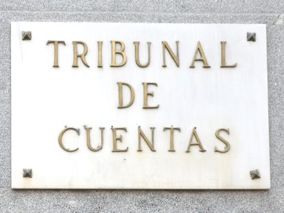 Placa en la puerta principal del edificio del Tribunal de Cuentas, en Madrid.