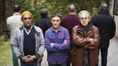 Peio, Mikel y Jesús, junto a otros cuatro miembros, de espaldas, de la Asociación de Víctimas de Abusos en Centros Religiosos de Navarra, en 2019.
