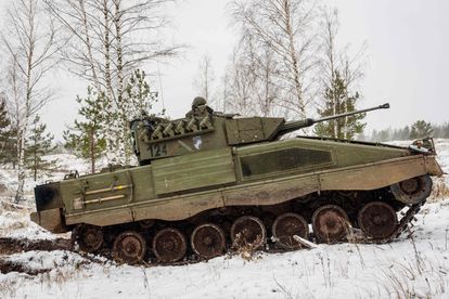 Un blindado Pizarro del Ejército español participa en el ejercicio de la OTAN "Winter Shield" (Escudo Invernal) en Adazi Letonia, el pasado lunes.