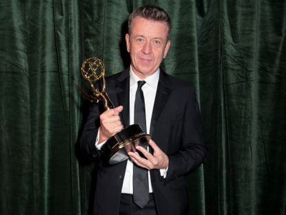 Peter Morgan, durante la pasada gala de los Emmy, en la que se hizo con un galardón por 'The Crown'. 