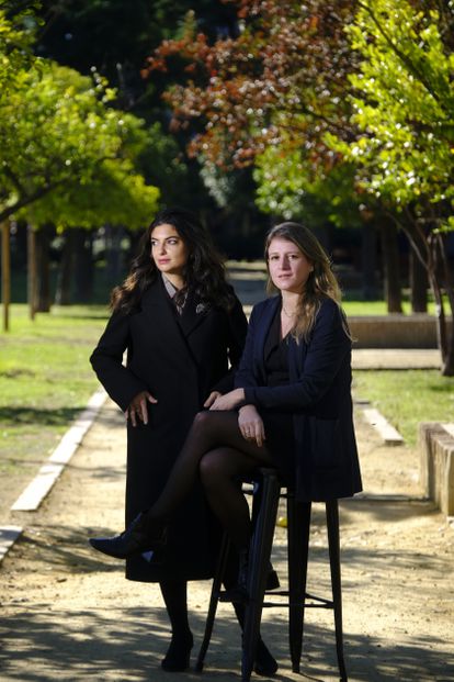 Mounia Akl (izquierda) y Clara Roquet, directora y coguionista de 'Costa Brava, Líbano', en los sevillanos Jardines de la Buhaira.